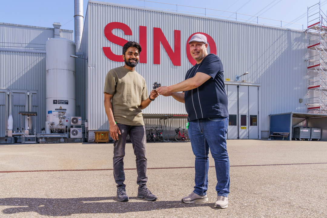 Weltweit erste achromatische Neutronenlinse verbessert die Materialanalyse Mano Raj Dhanalakshmi Veeraraj und Joan Vila-Comamala forschen beide am PSI Zentrum für Photonenforschung. Hier stehen sie mit der achromatischen Neutronenlinse vor der Schweizer Spallations-Neutronenquelle SINQ.