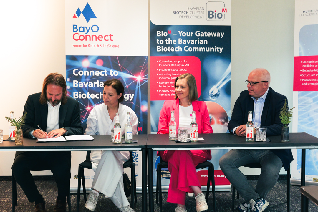Von links: Dr. Philipp Baaske, Vizepräsident für Entrepreneurship der Ludwig-Maximilians-Universität München, Natascha Zeljko, Director Entrepreneurship Ecosystem der Ludwig-Maximilians-Universität München, Ellen Goel, Geschäftsführerin der Life Science Factory, und Dr. Sven Wagner, Head of Business Development Sartorius und Managing Director der Life Science Factory, beim Pressegespräch „Cooperation Creates Impact – EU Biotech Act in Practice“ im Rahmen der BayOConnect in München. Von links: Dr. Philipp Baaske, Vizepräsident für Entrepreneurship der Ludwig-Maximilians-Universität München, Natascha Zeljko, Director Entrepreneurship Ecosystem der Ludwig-Maximilians-Universität München, Ellen Goel, Geschäftsführerin der Life Science Factory, und Dr. Sven Wagner, Head of Business Development Sartorius und Managing Director der Life Science Factory, beim Pressegespräch „Cooperation Creates Impact – EU Biotech Act in Practice“ im Rahmen der BayOConnect in München.