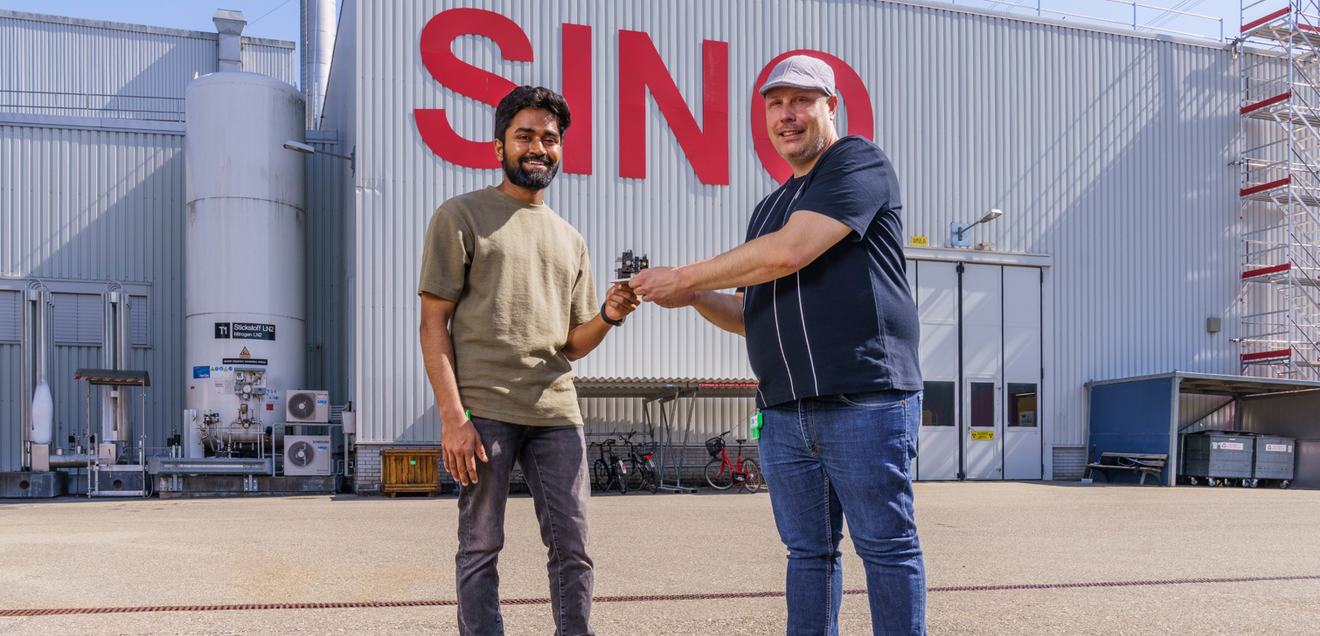 Weltweit erste achromatische Neutronenlinse verbessert die Materialanalyse Mano Raj Dhanalakshmi Veeraraj und Joan Vila-Comamala forschen beide am PSI Zentrum für Photonenforschung. Hier stehen sie mit der achromatischen Neutronenlinse vor der Schweizer Spallations-Neutronenquelle SINQ.