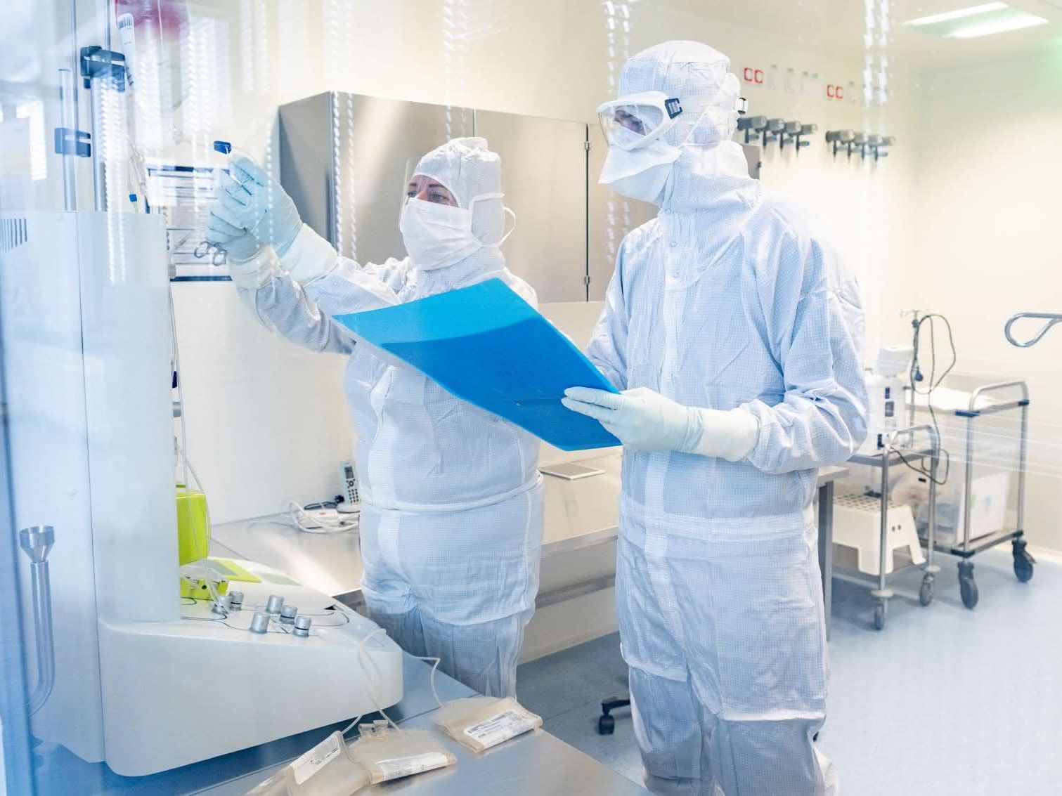 Mitarbeitende des Fraunhofer IZI am Standort Leipzig im Reinraum bei der Herstellung eines CAR-T-Zellpräparats für die klinische Studie in Würzburg. Mitarbeitende des Fraunhofer IZI am Standort Leipzig im Reinraum bei der Herstellung eines CAR-T-Zellpräparats für die klinische Studie in Würzburg.