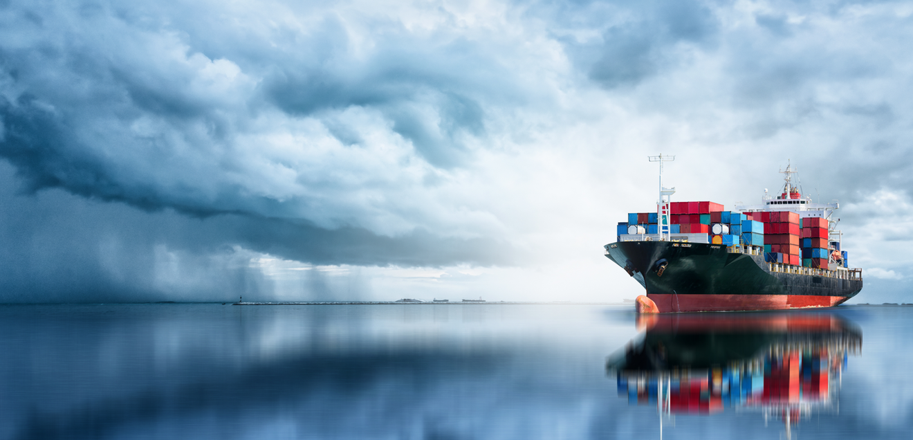 ifo-Umfrage: Mehr Industrieunternehmen melden Materialengpässe Containerschiff mit dunkel bewölktem Himmel