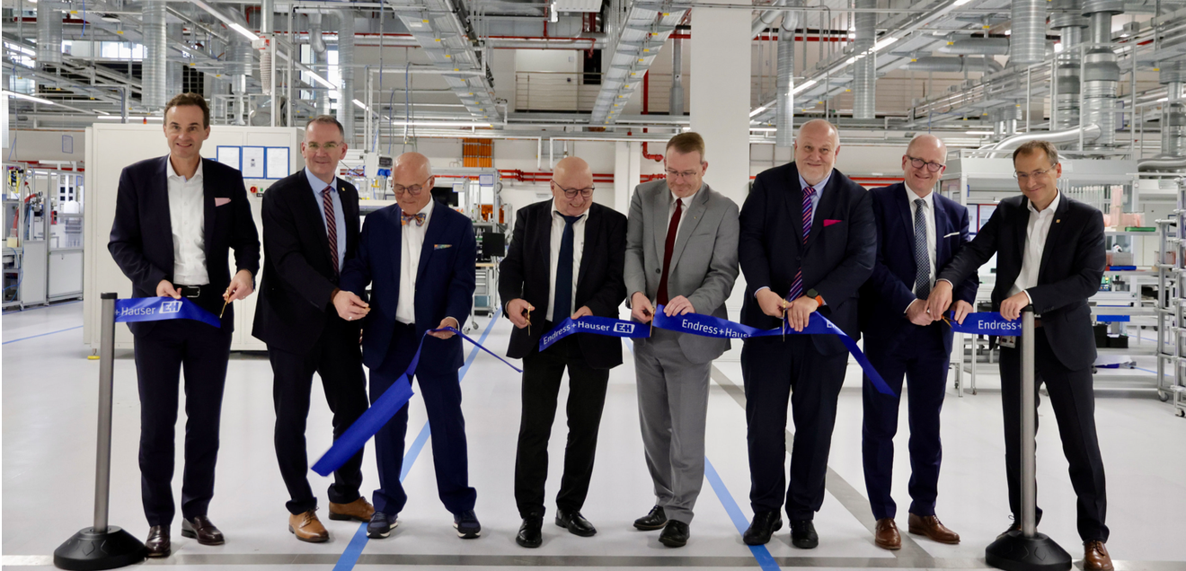 Cutting the ribbon in Waldheim: Endress+Hauser inaugurates the new building.