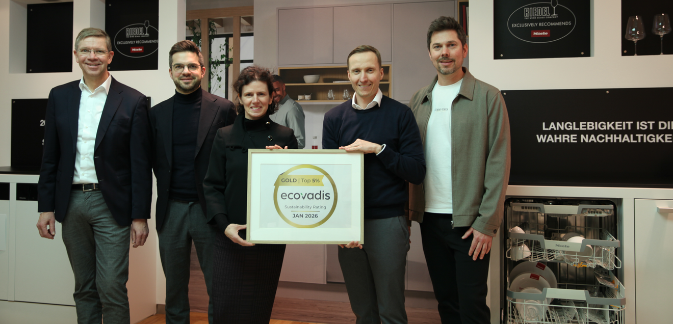 Miele erhält Gold im EcoVadis-Nachhaltigkeitsrating und ist damit unter den Top 2 % weltweit Das Projektteam freut sich über die Goldmedaille (von links): Christoph Wendker, Max Wagner, Rebecca Steinhage, Sascha Meinhardt und Sebastian Wegener.