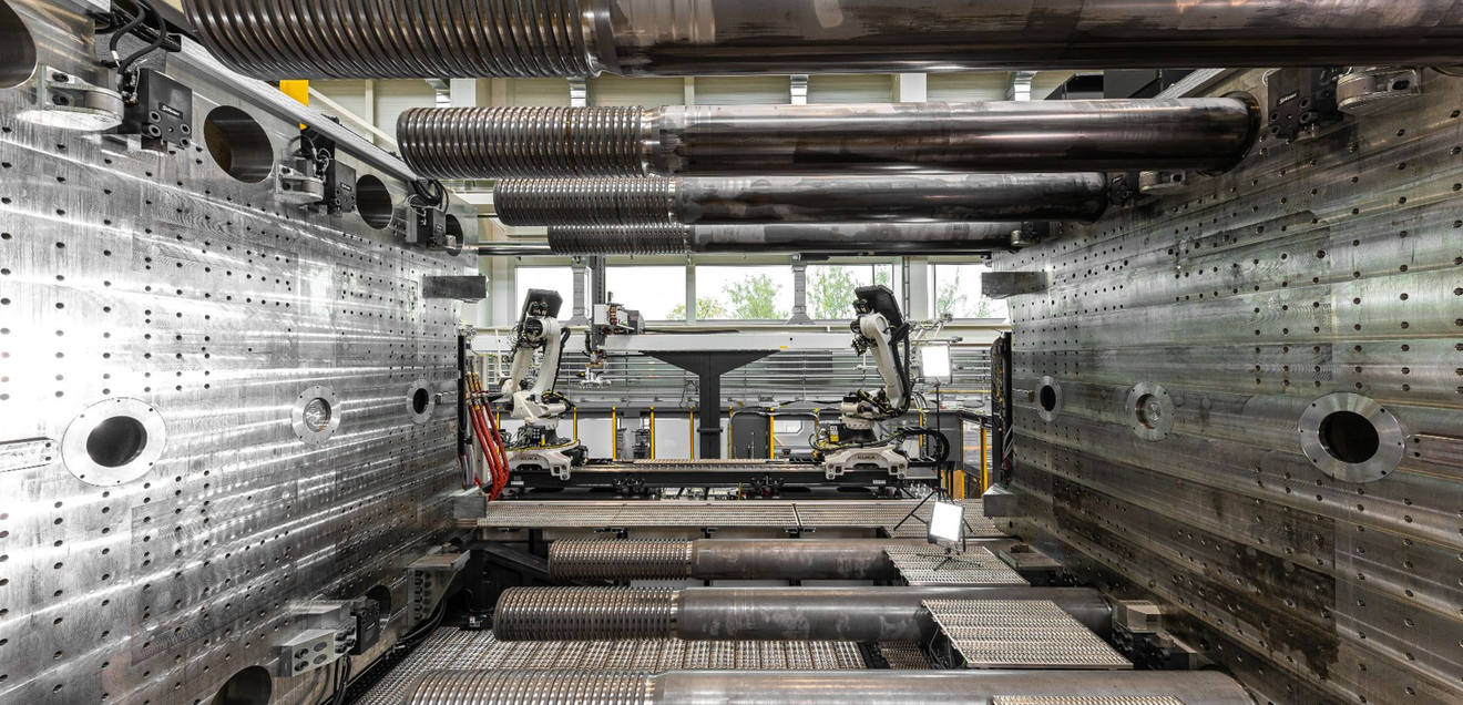 ENGEL baut die größte Spritzgießmaschine der Welt - Bauteile im XXL-Format duo 12000 US - momentan die größte Spritzgießmaschine der Welt