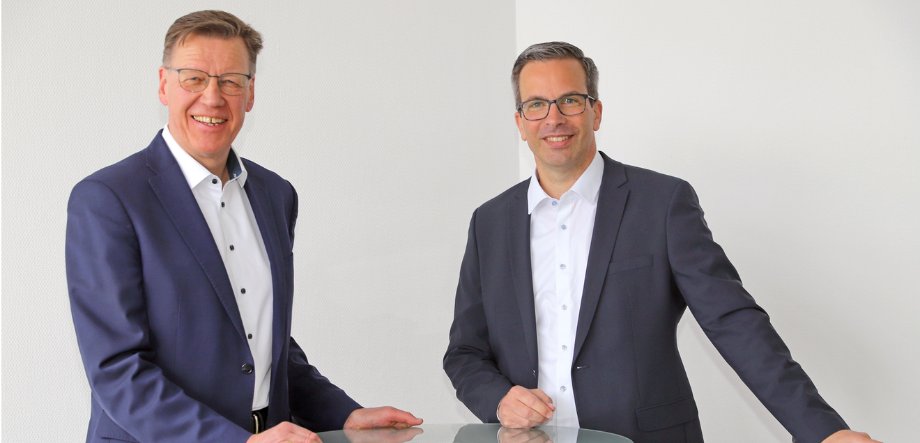 DWK Life Sciences: Michael Werth folgt auf Armin Reiche als CEO Führungswechsel beim Spezialisten für Laborglas und Primärverpackungen DWK Life Sciences: Nach 25 Jahren übergibt Armin Reiche (links) die CEO-Rolle an Michael Werth (rechts) und wechselt in den Beirat des Unternehmens.