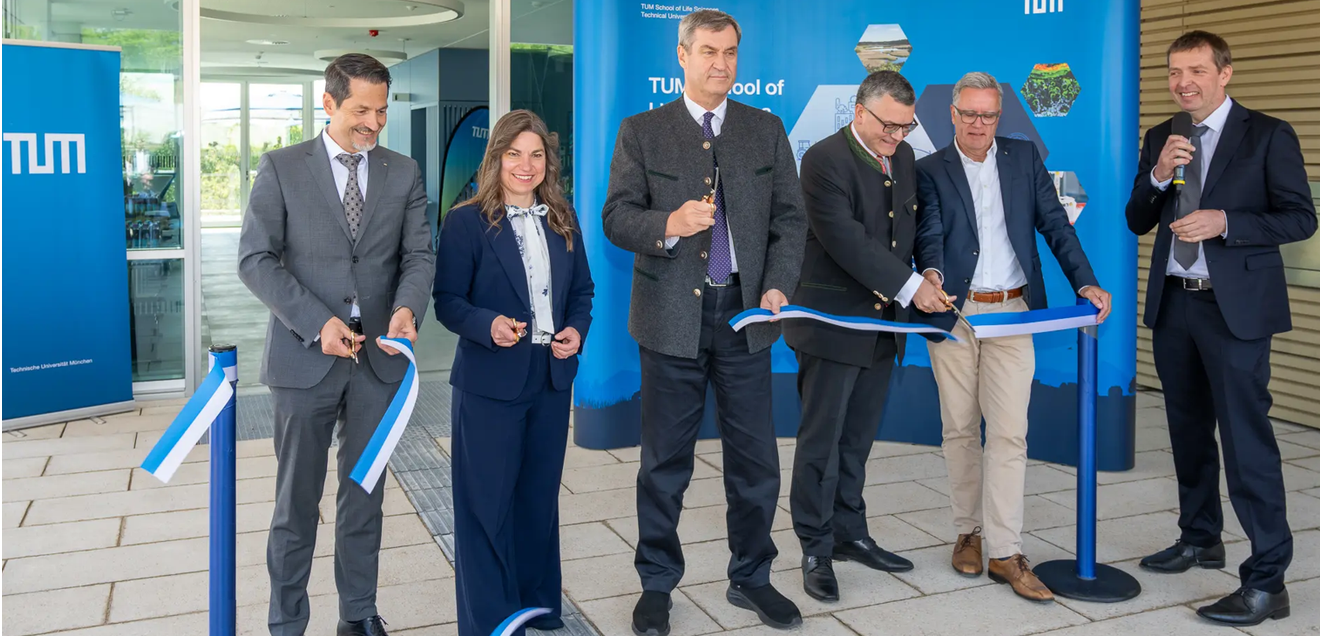 Neuer Forschungsbau zur Infektionsforschung in Freising-Weihenstephan an der TUM eröffnet Thomas Hofmann (Präsident der Technischen Universität München), Monika Schwind (Bürgermeisterin der Stadt Freising), Markus Söder (Bayerischer Ministerpräsident), Florian Herrmann (Staatsminister für Bundesangelegenheiten und Medien), Martin Klingenspor (Dekan der TUM School of Life Sciences) und Dietmar Zehn (wissenschaftlicher Direktor des ZIP) eröffnen gemeinsam das Gebäude des Zentrums für Infektionsprävention.