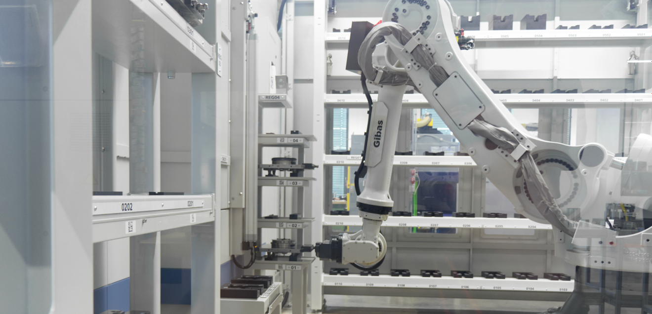 Anwenderbericht Autonome Fertigung: Vernetzte Fertigungsplattform für den Werkzeugbau Herzstück der Automation ist eine Roboterzelle mit einem Fanuc-Roboter, der unterschiedliche Bauteilgrößen problemlos handeln kann– von kleinen Elektroden bis hin zu großen Formplatten.
