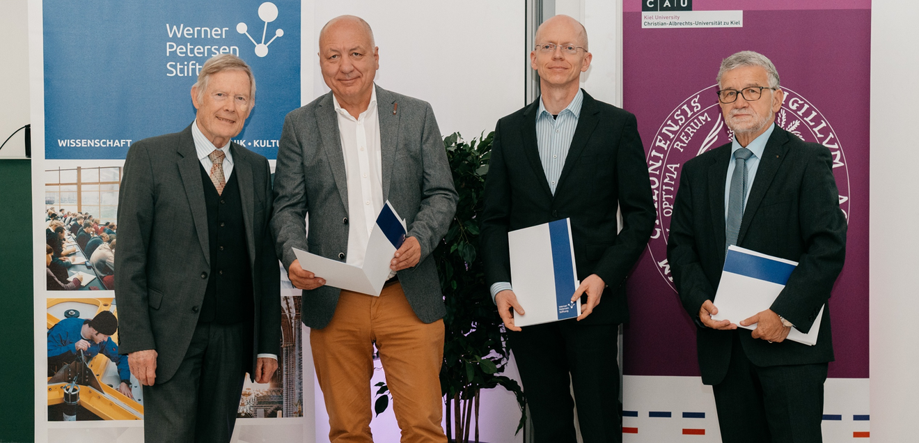 Chronische Entzündungen: Ein neuer Therapieansatz aus der Mikrobiomforschung Auszeichnung mit einem Innovations-Transfer-Preis der Prof. Dr. Werner-Petersen-Stiftung. Prof. Schreiber (zweiter von links), Dr. Wätzig (dritter von links).