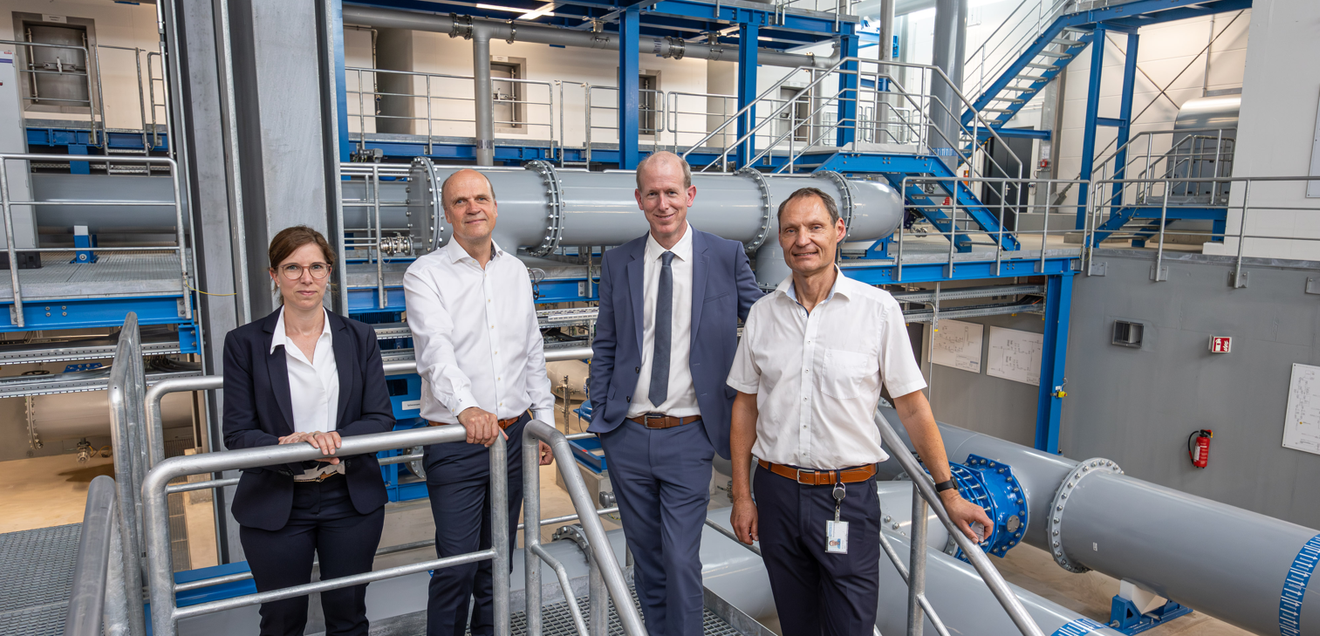 Die Verantwortlichen beim Abschluss der Modernisierung im Wasserwerk Halingen. Mit der Inbetriebnahme der Weitergehenden Aufbereitungsanlage (WAA) ist die Ausstattung aller fünf Wasserwerke von Wasserwerke Westfalen mit zusätzlichen technischen Reinigungsstufen abgeschlossen.