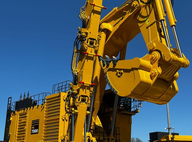 Der große gelbe Bagger von Komatsu auf der bauma 2025