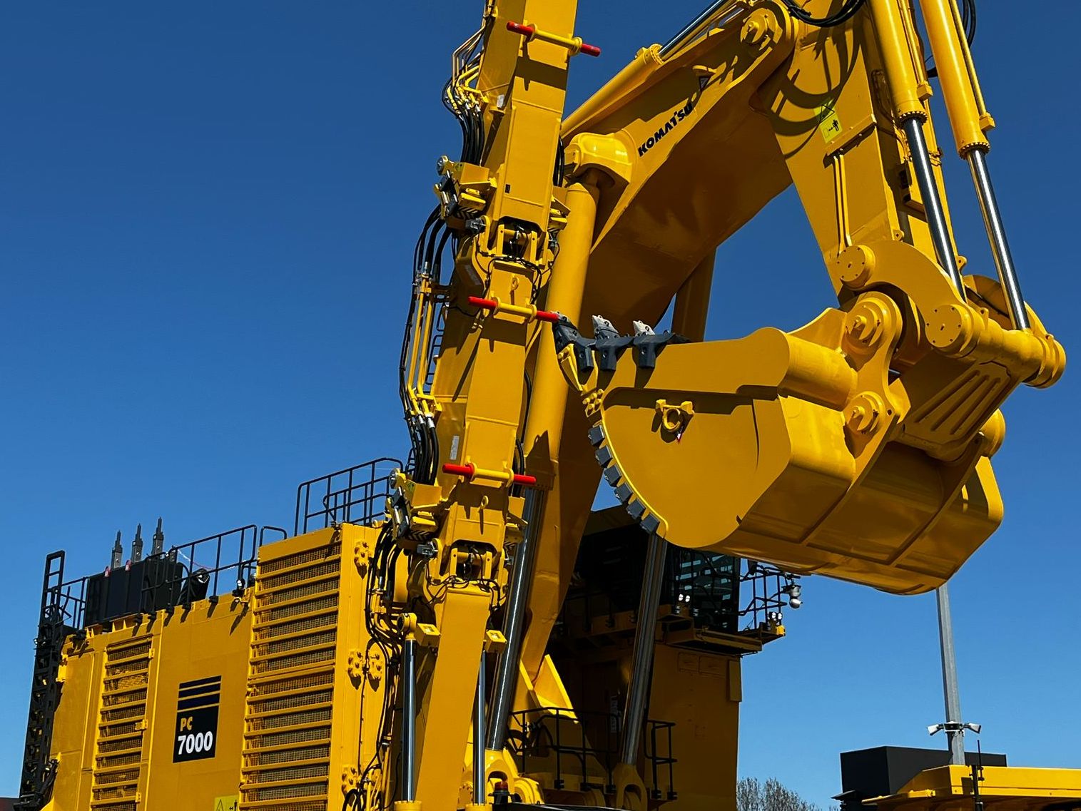 Der große gelbe Bagger von Komatsu auf der bauma 2025