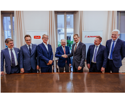 Unternehmensübernahme: Danfoss übernimmt Alfagomma und stärkt Industriegeschäft Von links nach rechts: Domenico Traverso, President, Fluid Conveyance Division, Danfoss Power Solutions; Professor Andrea Angelo Aurelio Amaduzzi, Board of Receivers; Professor Enrico Cotta Ramusino, Board of Receivers; Dr. Claudio Roberto Calabi, Board of Receivers; Kim Fausing, President and CEO, Danfoss Group; Daniel Winter, President, Danfoss Power Solutions; Jesper V. Christensen; Executive Vice President and CFO, Danfoss Group.