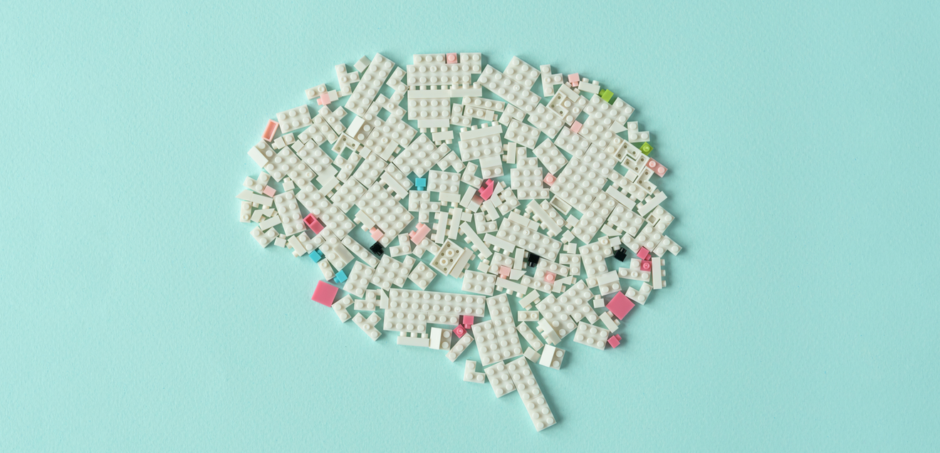 Kann sich das Gedächtnis bei Alzheimer teilweise erholen? Symbolbild Alzheimer: Legosteine in die Form eines Gehirns gelegt. Weiß auf hellem türkisfarbenem Hintergrund