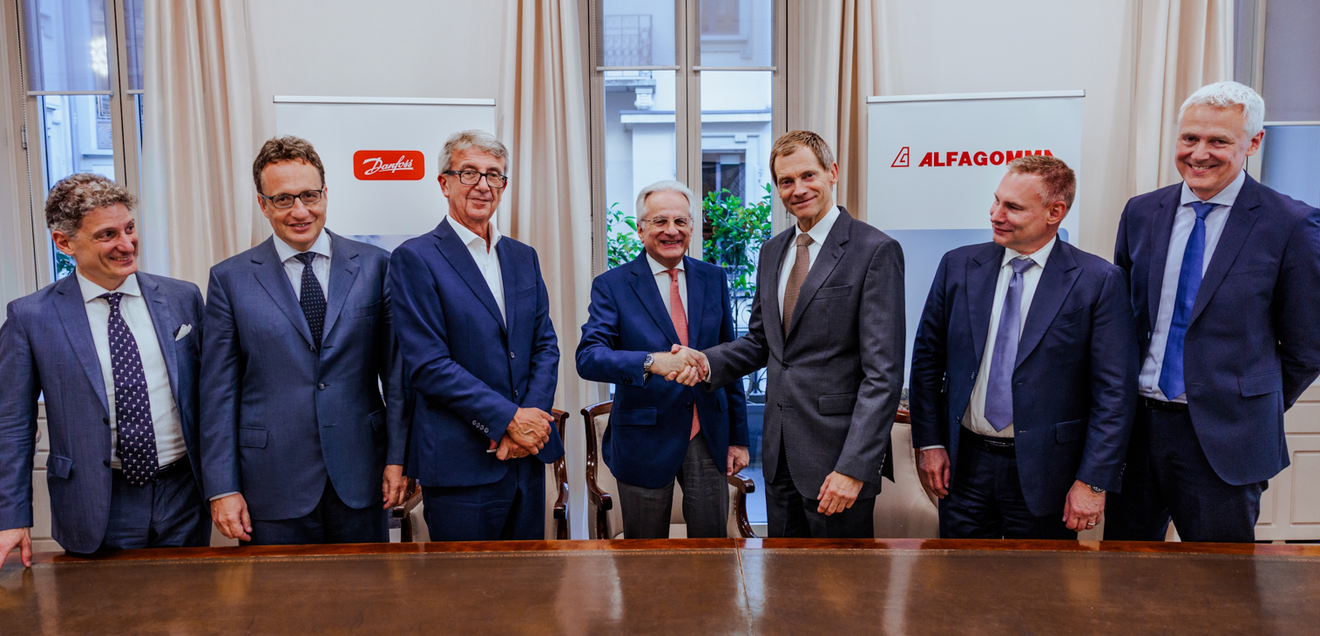 Von links nach rechts: Domenico Traverso, President, Fluid Conveyance Division, Danfoss Power Solutions; Professor Andrea Angelo Aurelio Amaduzzi, Board of Receivers; Professor Enrico Cotta Ramusino, Board of Receivers; Dr. Claudio Roberto Calabi, Board of Receivers; Kim Fausing, President and CEO, Danfoss Group; Daniel Winter, President, Danfoss Power Solutions; Jesper V. Christensen; Executive Vice President and CFO, Danfoss Group. 