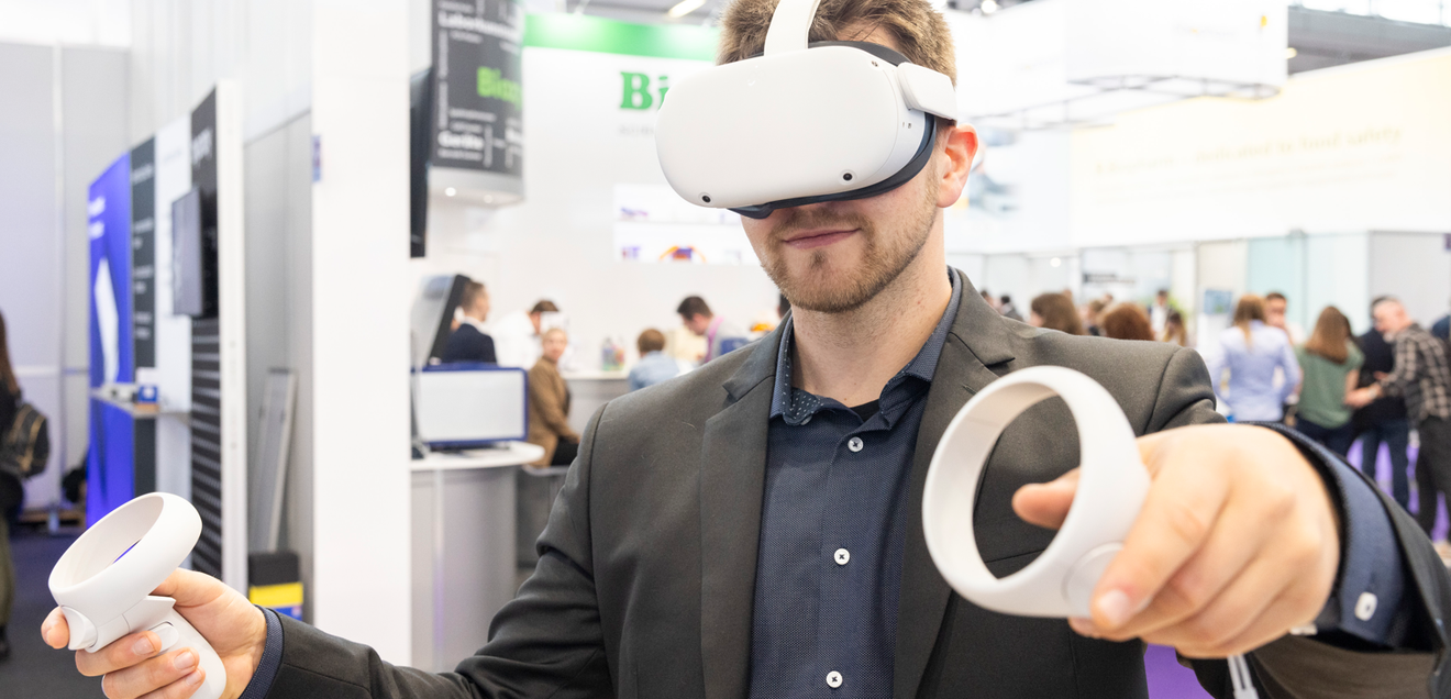 analytica 2026 Messevorschau | Innovationen, KI & Labortechnik vom 24. bis 27. März 2026 auf der analytica in München Besucher der Analytica in München mit VR-Brille. Symbolbild für Innovation in der Analytik