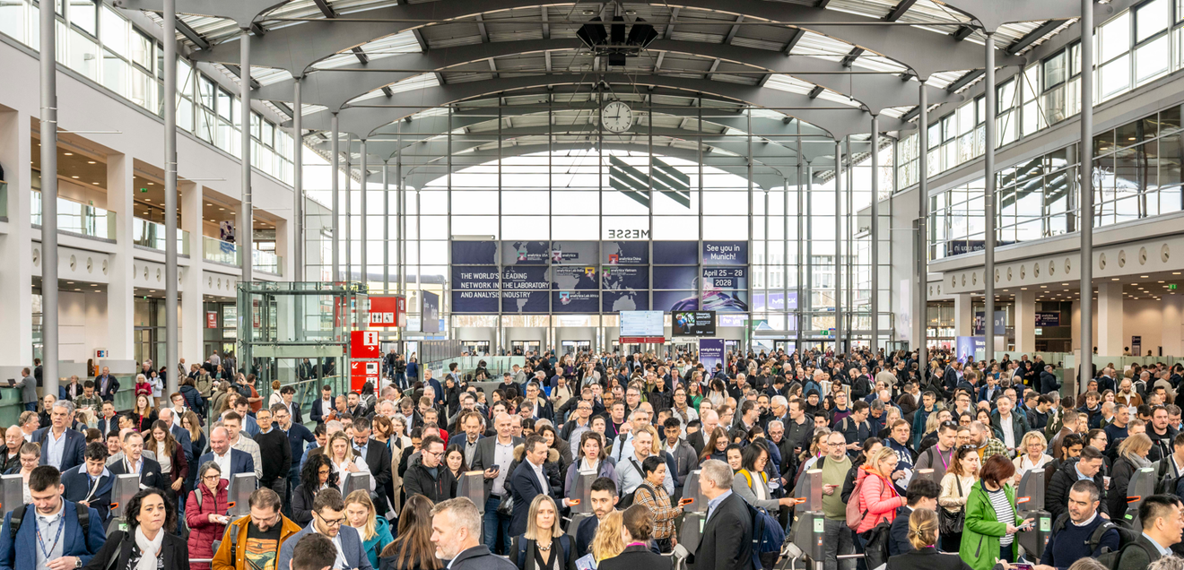 Analytica 2026: 1.135 Aussteller, 40 Länder, rund 35.000 Besucher aus 115 Nationen. Die Analytica 2026 verzeichnete einen Anstieg bei Ausstellern und Besuchern. Das BIld zeigt Besucher im Eingangsbereich der Messe.