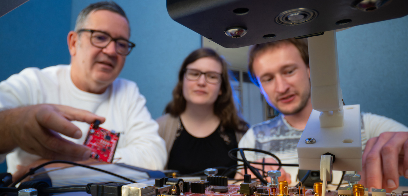 Für die Seitenkalanalyse lässt sich auch eine elektromagnetischen Sonde und ein ChipWhisperer-Board einsetzen wie Prof. Campos seinen Studierenden demonstriert.