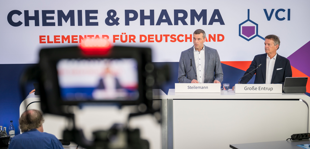 VCI-Halbjahresbilanz 2026: Chemie- und Pharmaindustrie bleibt unter Druck Im Bild von links: Dr. Markus Steilemann, Präsident des Verbands der Chemischen Industrie (VCI) und CEO der Covestro AG; Dr. Wolfgang Große Entrup, Hauptgeschäftsführer des Verbands der