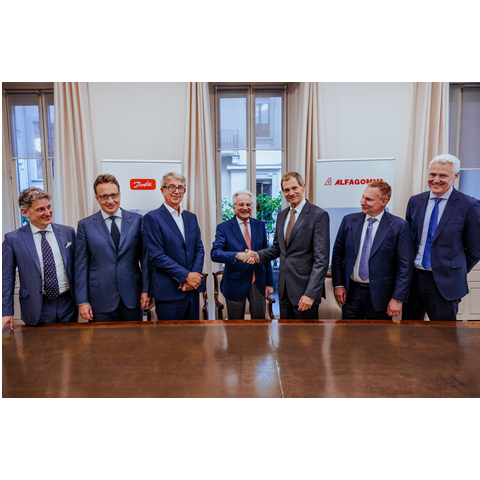 Von links nach rechts: Domenico Traverso, President, Fluid Conveyance Division, Danfoss Power Solutions; Professor Andrea Angelo Aurelio Amaduzzi, Board of Receivers; Professor Enrico Cotta Ramusino, Board of Receivers; Dr. Claudio Roberto Calabi, Board of Receivers; Kim Fausing, President and CEO, Danfoss Group; Daniel Winter, President, Danfoss Power Solutions; Jesper V. Christensen; Executive Vice President and CFO, Danfoss Group. 