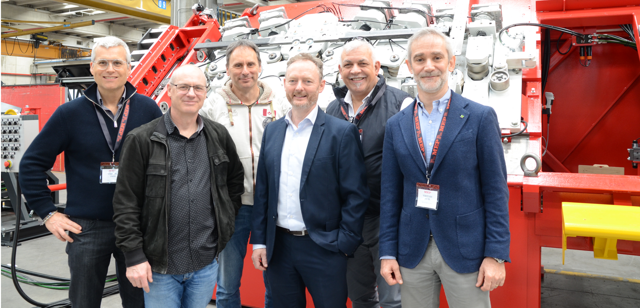 Anwenderbericht: Neue Antriebstechnik für die Bewehrungsstahlverarbeitung MEP–KEBA-Team. In der Mitte (mit weißem Hemd): Giles Haysom, Procurement Director MEP