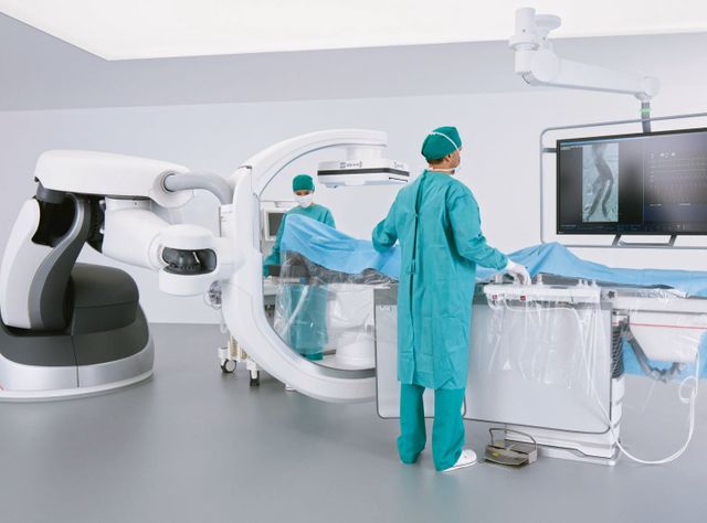 Operation mit dem KR Quantec: Kuka-Roboter unterstützen minimalinvasive Chirurgie