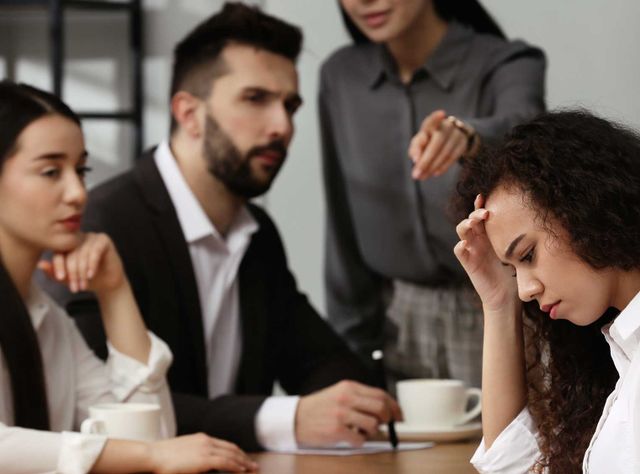 Beruf und Führung: Der stille Saboteur: Wie toxische Kollegen Teams zersetzen Beruf und Führung: Der stille Saboteur: Wie toxische Kollegen Teams zersetzen