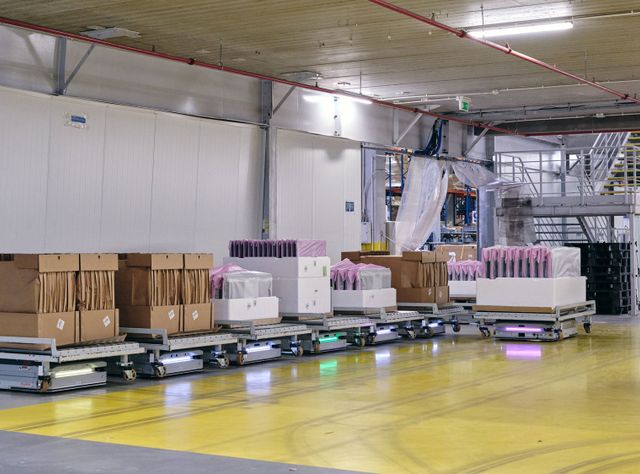Verzahnter Materialfluss: KUKA automatisiert Materialtransport bei TV-Hersteller