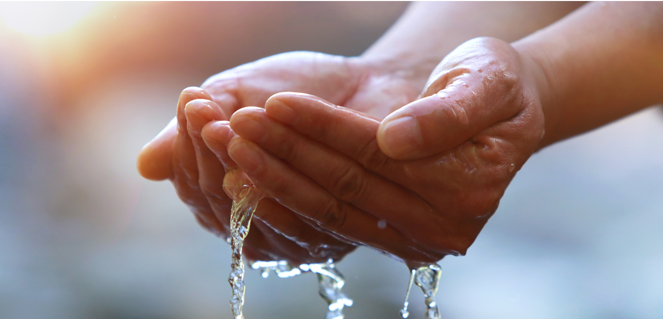 Umfrage IFAT Munich 2026: Bevölkerung sieht Wasserversorgung in Deutschland nicht krisenfest Hände die Wasser schöpfen, das unten durch die Hände rinnt als Symbolbild für eine Wasserversorgung mit sauberen Wasser
