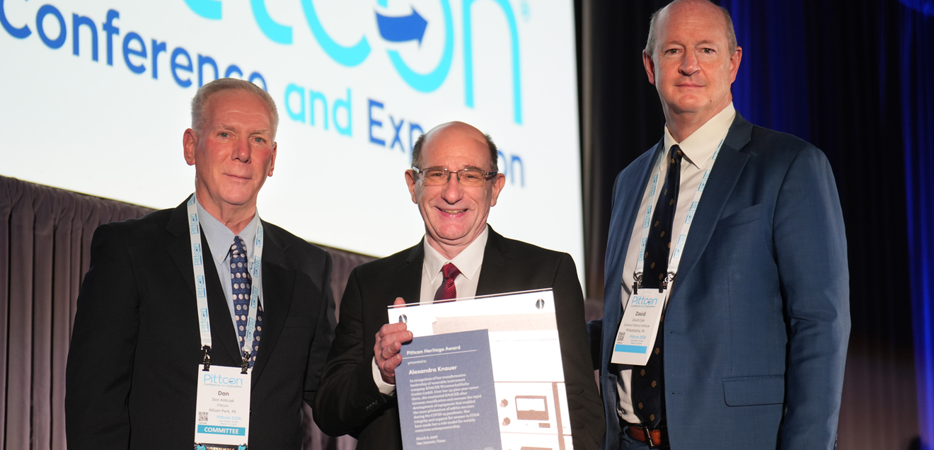 Don Antczak, Präsident Pittcon, Dr. Markus Fuchs, Global Sales, KNAUER sowie David A. Cole, CEO & Präsident Science History Institute, mit der Plakette des Pittcon Heritage Award 2026. (v.l.n.r.) Don Antczak, Präsident Pittcon, Dr. Markus Fuchs, Global Sales, KNAUER sowie David A. Cole, CEO & Präsident Science History Institute, mit der Plakette des Pittcon Heritage Award 2026. (v.l.n.r.)