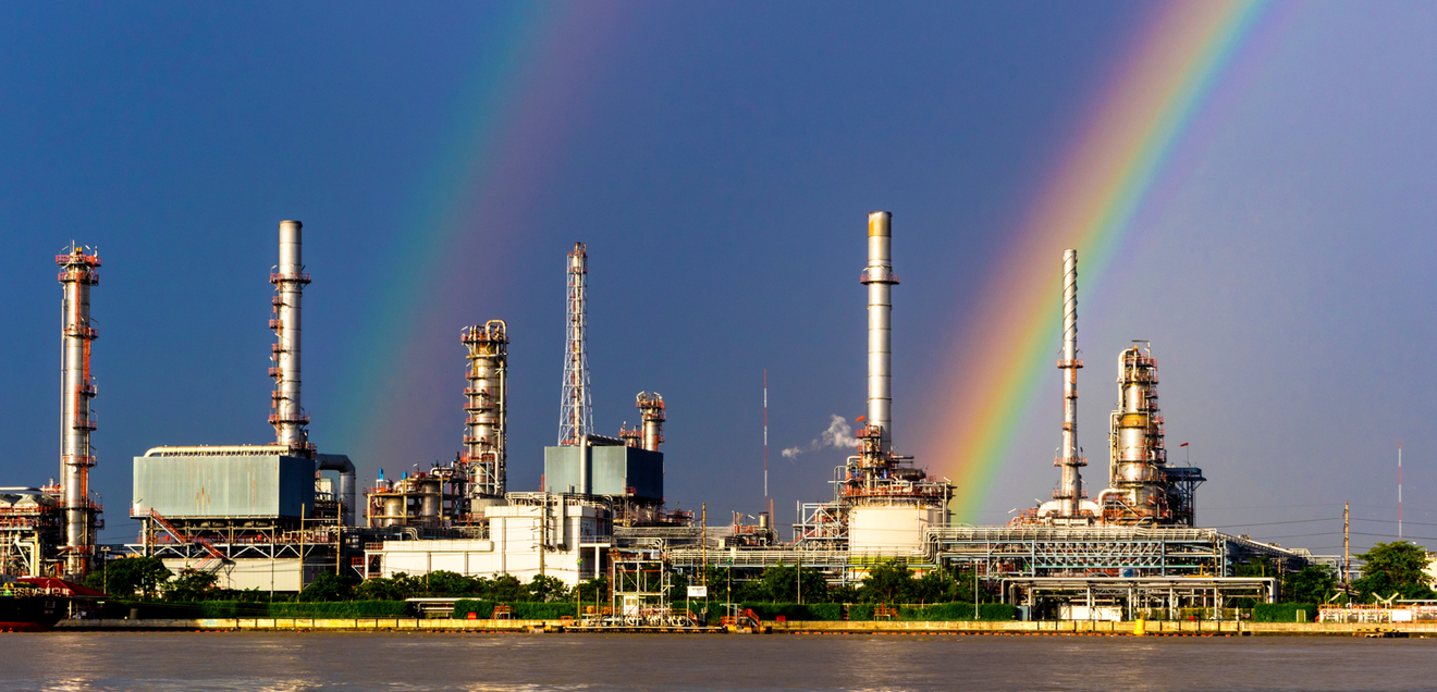 Stimmung in der Chemie- und Pharmabranche verbessert sich leicht Chemieindustrie: Raffinerie mit Regenbogen