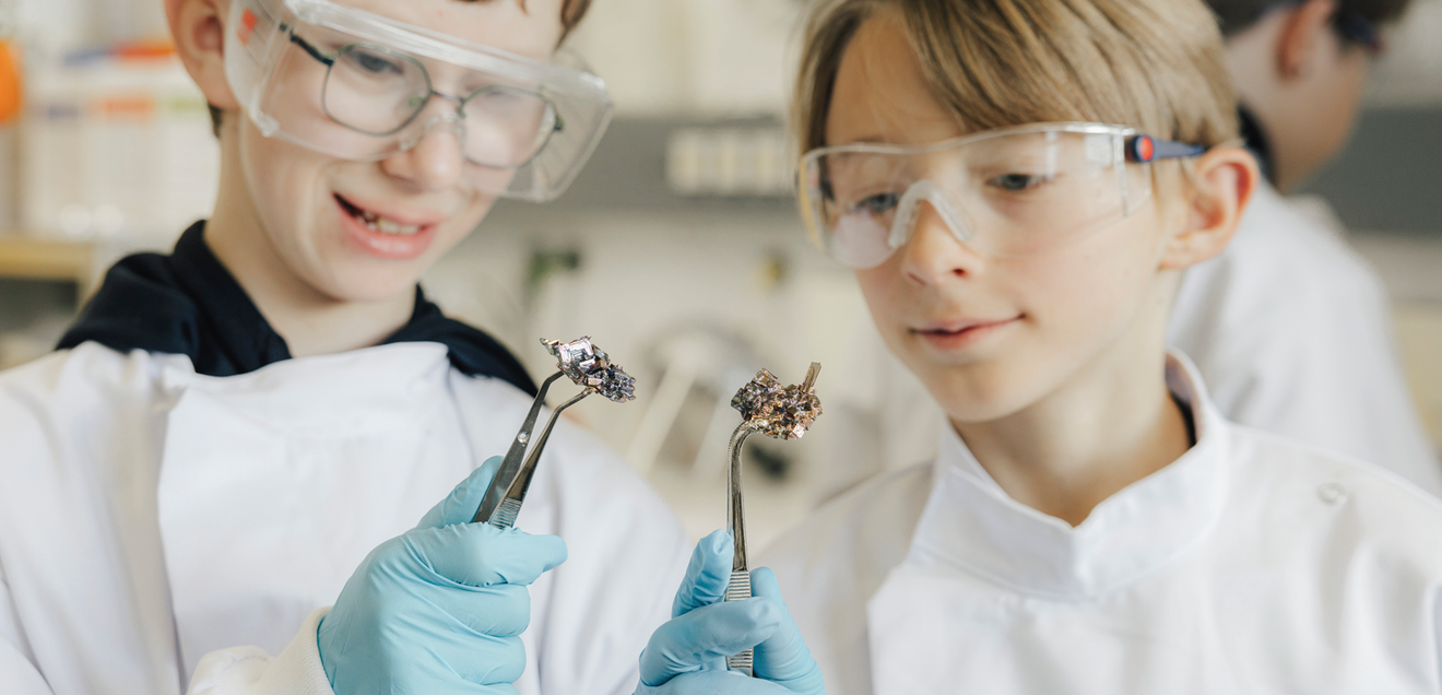 MINT-Projektwoche „Kristalle“: Montessori-Schüler forschen im Labor am Fraunhofer IISB