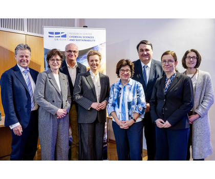 Spitzenforschung in der Chemie: Research Center Chemical Sciences and Sustainability eröffnet Haben gemeinsam die Eröffnung des Research Centers gefeiert (von links): Ralph Marquardt, Evonik Operations und Vorstand der Evonik Stiftung, Gabriele Sadowski, TU Dortmund, Direktorin des Research Centers, Manfred Bayer, Rektor der TU Dortmund, Ministerin Ina Brandes, Martina Havenith-Newen, Sprecherin von RESOLV, Martin Paul, Rektor der RUB, Barbara Albert, Rektorin der UDE, und Viktoria Däschlein-Gessner, RUB, Exzellenzcluster RESOLV