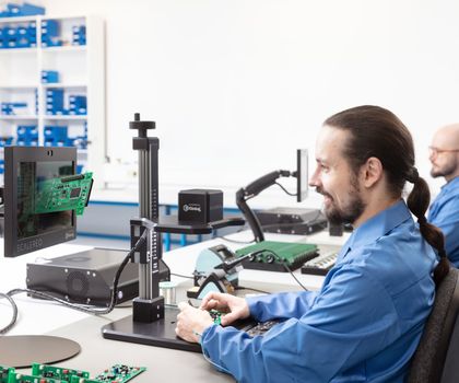 Präzisionsarbeiten: Mikroskop mit 3D-Sicht Präzisionsarbeiten: Mikroskop mit 3D-Sicht