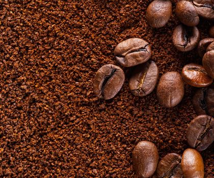 Kaffeepulver und Kaffeebohnen
