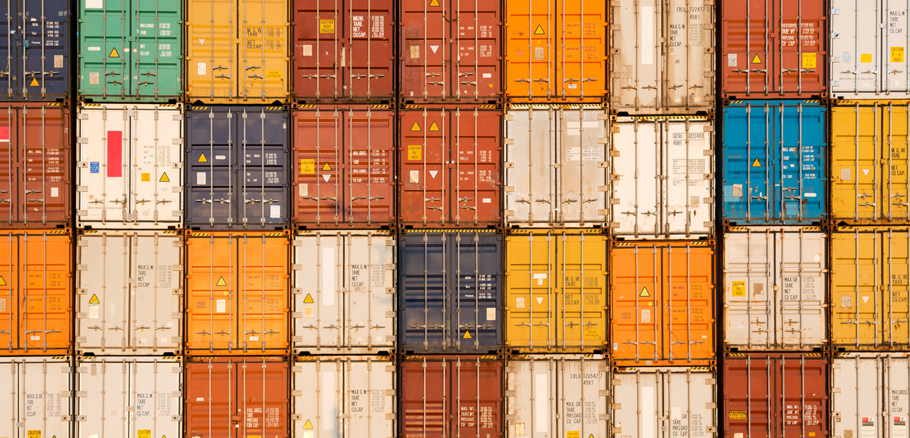 Bunte Container übereinandergestapelt füllerm das gesamte Bild aus. In der Höhe sind es 5 Container, in der Breite neun. Symbolbild für die Stimmung in der Industrie.