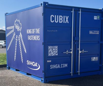 Cubix von Sihga Der Lagercontainer Cubix von Sihga in der Nahaufnahme und blauer Lackierung