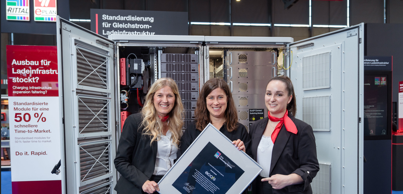 Rittal und EcoG bauen Partnerschaft aus: Ausbau der Elektromobilität mit modulare Lade-Infrastrukturen beschleunigen Allianz für schnelle, modulare Ladeinfrastruktur: Verena Freund von Rittal, Veronika Dickert von EcoG und Kaja Milberg von Rittal (v.l.).