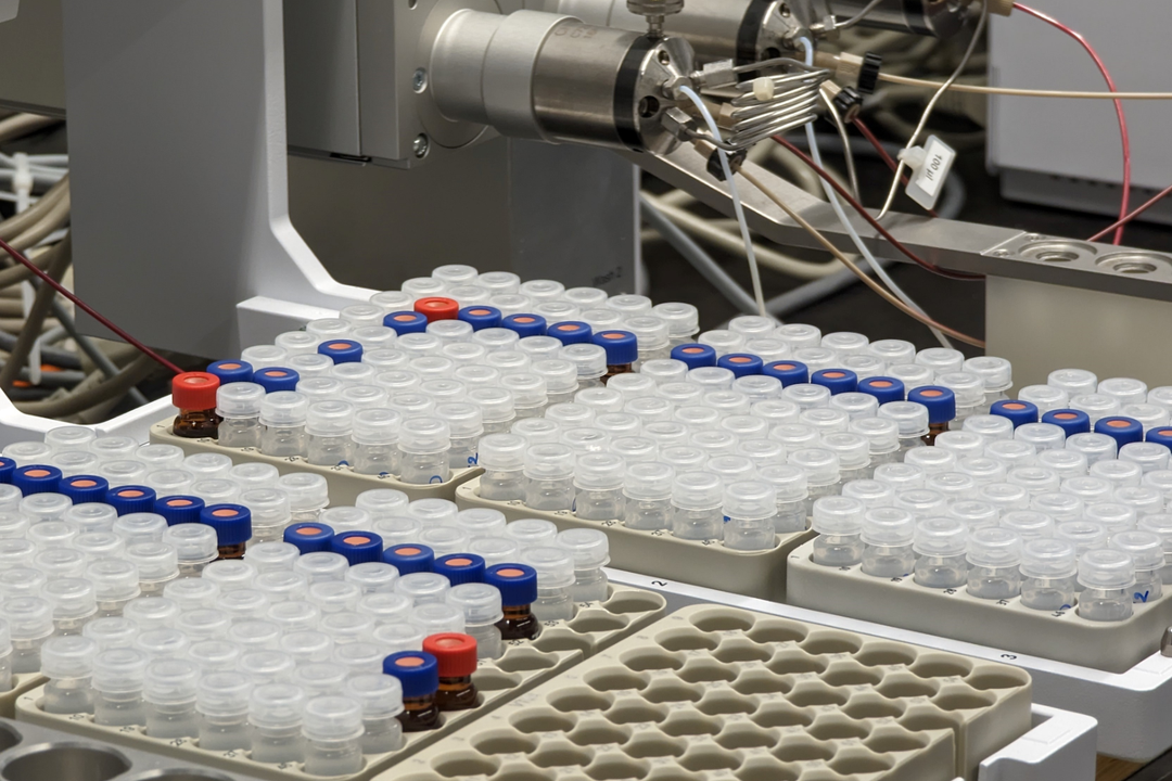 PFAS-Proben werden mittels Flüssigchromatographie gekoppelt mit Massenspektrometrie nach der Filterung untersucht