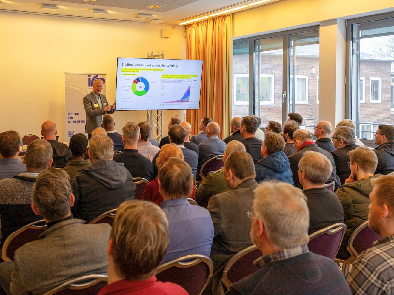 Der Rohrleitungsbauverband treibt die technische Weiterentwicklung der leitungsgebundenen Infrastruktur voran: Mit Regelwerkprojekten, technischer Fachinformation und gezielter Qualifizierung unterstützt der Verband seine Mitgliedsunternehmen dabei, neue Anforderungen sicher und regelkonform in der Baupraxis umzusetzen. Oldenburger Rohrleitungsforum: rbv setzt Maßstäbe für die Netze von morgen