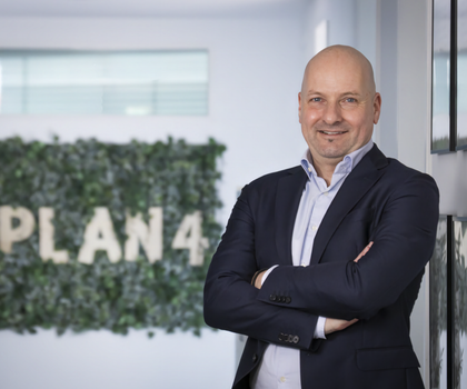 Dr. Hendrik Seibel ist einer der beiden Co-Founder und Geschäftsführer der in Freiburg ansässigen PLAN4 Software. Dr. Hendrik Seibel ist einer der beiden Co-Founder und Geschäftsführer der PLAN4 Software lächelt in die Kamera.