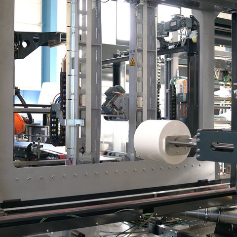 Spanndorngreifer: Rollen robotergesteuert verpacken