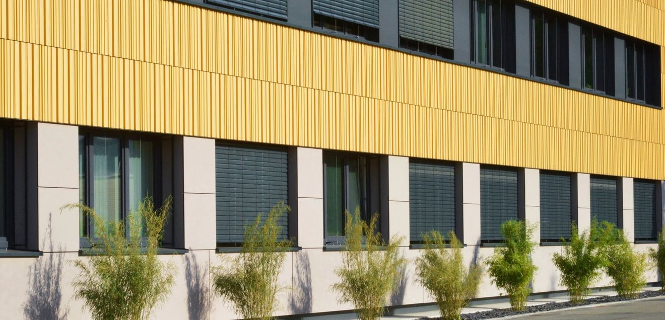 Die Stadtwerke Hof haben ihr Verwaltungsgebäude auf dem Betriebshof der bayerischen Stadt umfassend saniert und energetisch optimiert. Tonality-Fassade für den Verwaltungsbau der Stadtwerke Hof