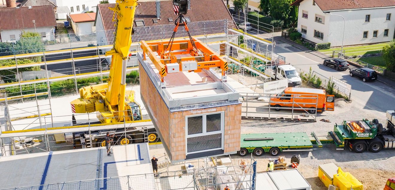 Fenster, Türen, Küche, Bad: Wenn die Module auf der Baustelle ankommen, müssen sie lediglich gestellt und verbunden werden und sind dann in Kürze bezugsfertig.