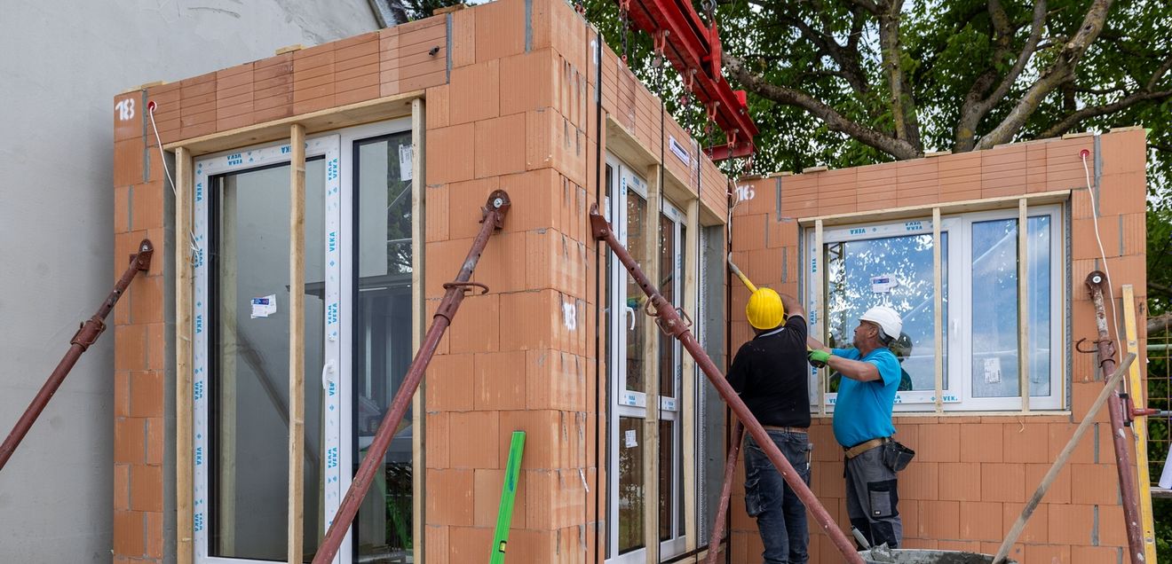 Aufgeräumt, übersichtlich, wenig Lärm und Staub: Der hohe Vorfertigungsgrad optimiert die Baustellenlogistik.