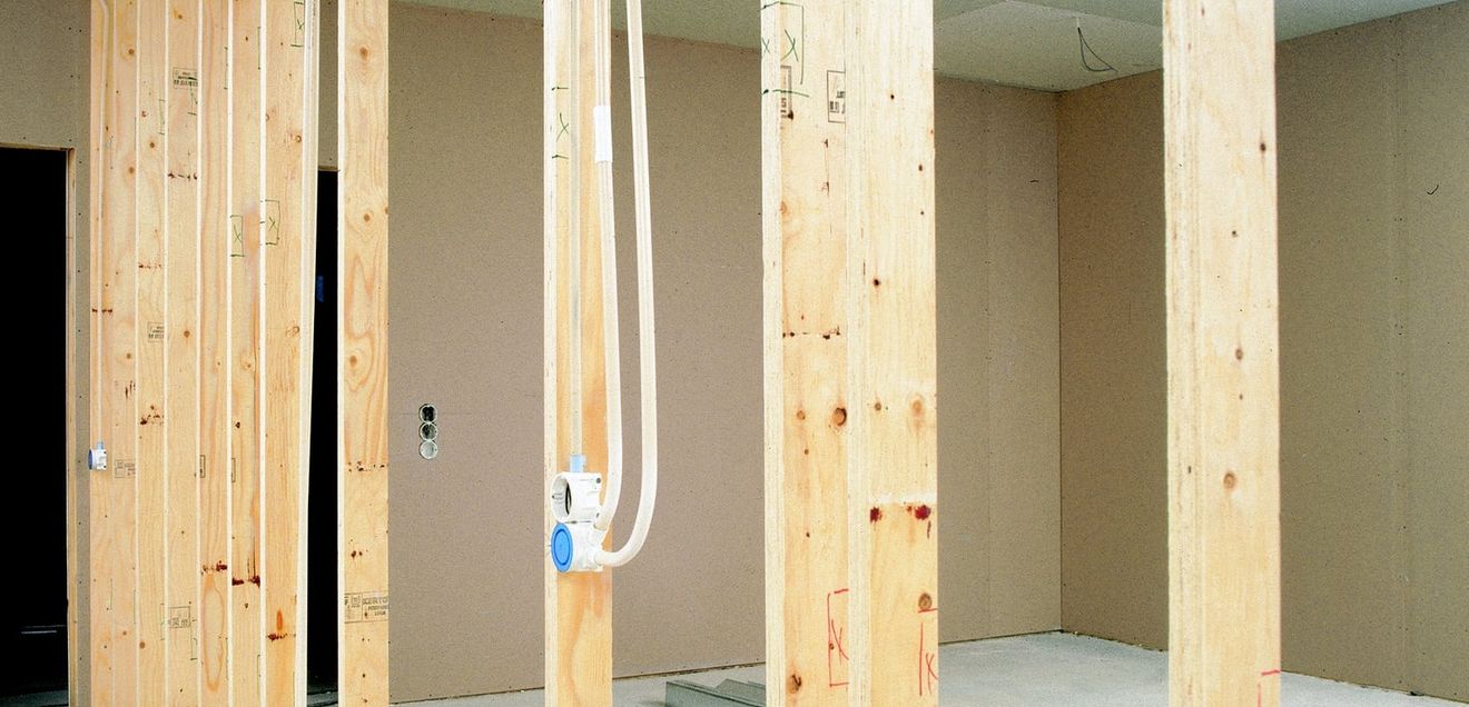 Furnierschichtholz-Ständer aus Kerto LVL von Metsä Wood erfüllen brandschutzrechtliche Anforderungen der Muster-Holzbaurichtlinie schon bei einem Querschnitt von nur 45 Millimetern. Furnierschichtholz-Ständer aus Kerto LVL von Metsä Wood erfüllen brandschutzrechtliche Anforderungen der Muster-Holzbaurichtlinie schon bei einem Querschnitt von nur 45 Millimetern.