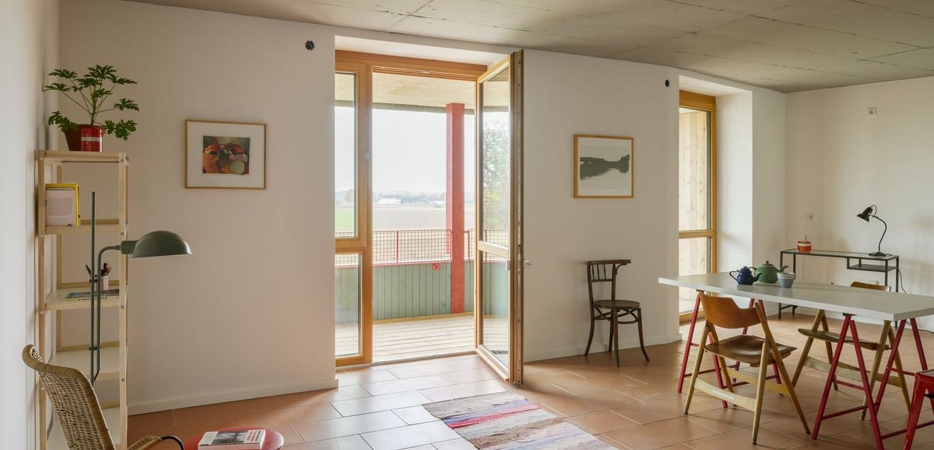 Die Räume des Wohnkomplexes werden überwiegend passiv temperiert. An kalten Tagen sorgen Heizpapier und Estrichziegel von Leipfinger-Bader für flexible und wirtschaftliche Wärmeunterstützung. Die Räume des Wohnkomplexes werden überwiegend passiv temperiert. An kalten Tagen sorgen Heizpapier und Estrichziegel von Leipfinger-Bader für flexible und wirtschaftliche Wärmeunterstützung.