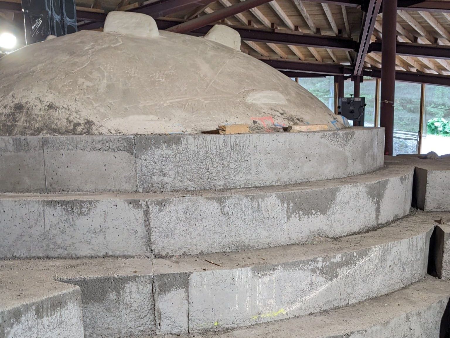Die Ziegelgewölbe wurden stufenförmig mit Liapor-Leichtbeton ummantelt und damit gedämmt und stabilisiert.