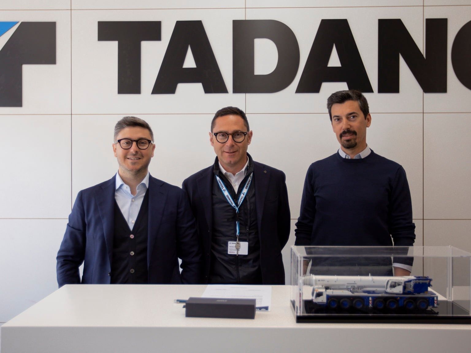 Der renommierte italienische Kran- und Hebespezialist Autovictor hat sich erneut für Tadano entschieden – diesmal bestellte er während der bauma 2025 in München einen neuen AC 6.300-1 All-Terrain-Kran. Autovictor bestellt Tadano AC 6.300-1 auf der bauma