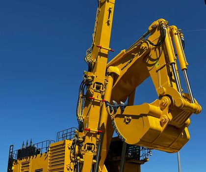 bauma 2025: Impulsgeber der globalen Baubranche Der große gelbe Bagger von Komatsu auf der bauma 2025