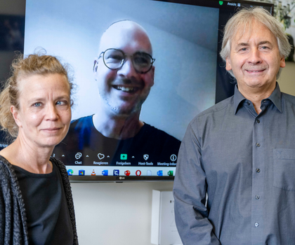 Miniaturisierte Wasserstoffgewinnung: Forschende der Uni Bochum Anja Hemschemeier (links), Thomas Happe und Sven Stripp aus Potsdam (in der Mitte)